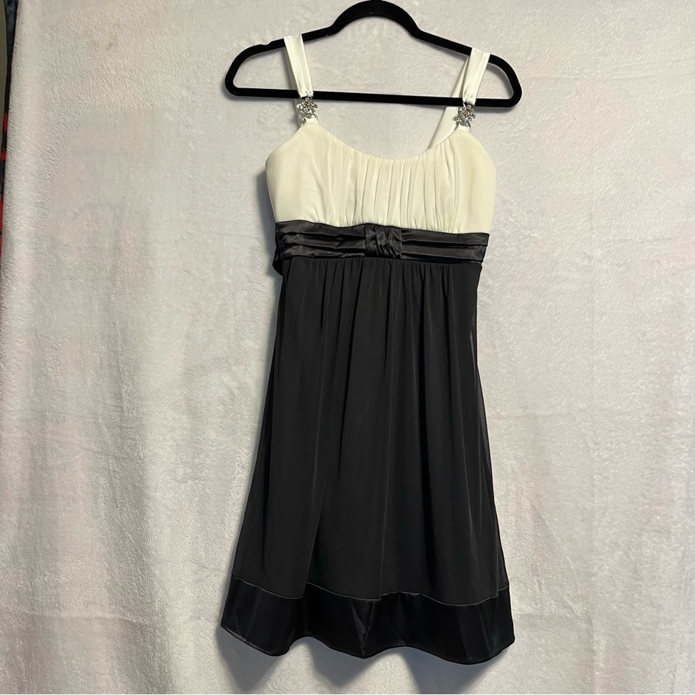 Deb White and Black Pleated Mini Sundress Scoop Neck Sleeveless